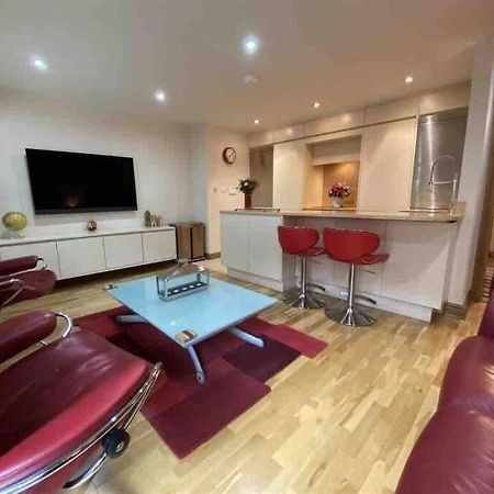 Lovely 2 Double Bedroom Flat With Patio Manchester Exterior foto