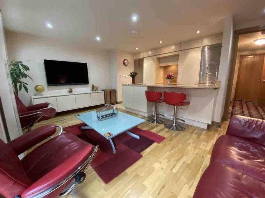 Lovely 2 Double Bedroom Flat With Patio Manchester Exterior foto