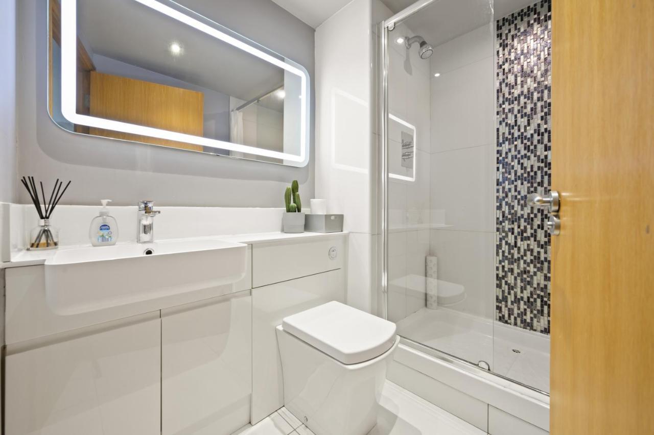 Lovely 2 Double Bedroom Flat With Patio Manchester Exterior foto