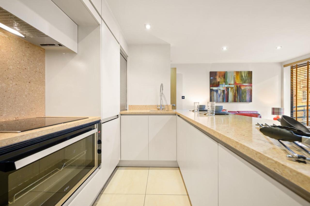 Lovely 2 Double Bedroom Flat With Patio Manchester Exterior foto
